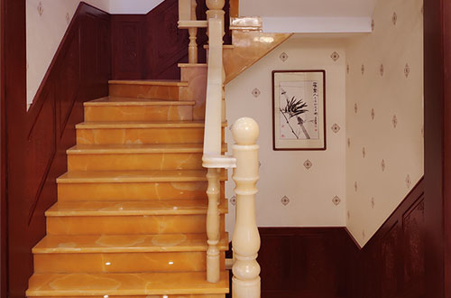 公坡镇中式别墅室内汉白玉石楼梯的定制安装装饰效果